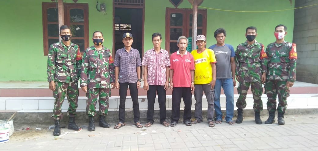 Babinsa Curug Perbaiki dan Cat Ulang Majlis Ta'lim