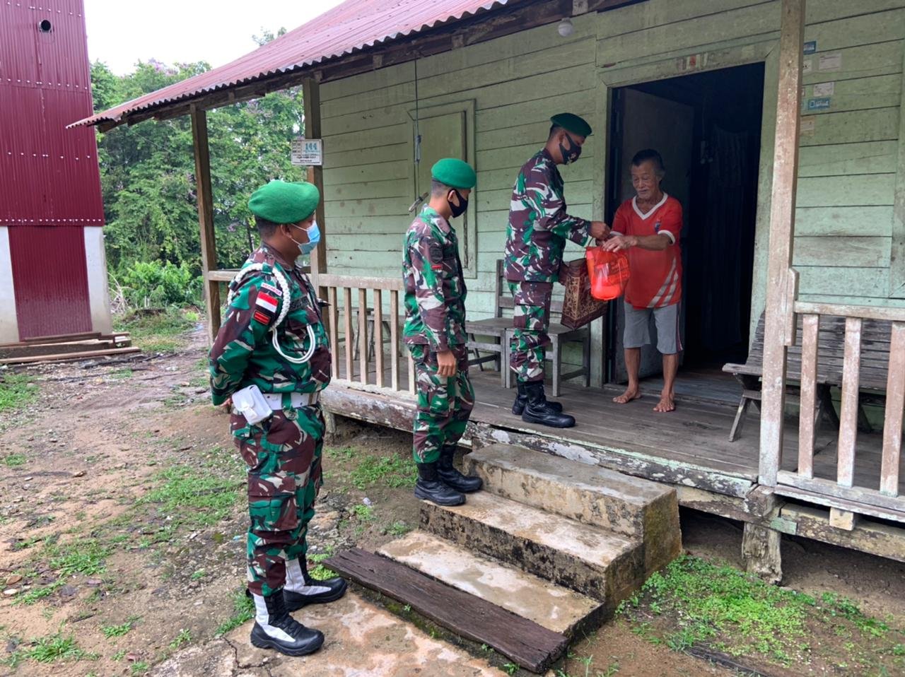 Batalyon Infanteri 642 Kapuas Bagikan Sembako ke Warga Kurang Mampu