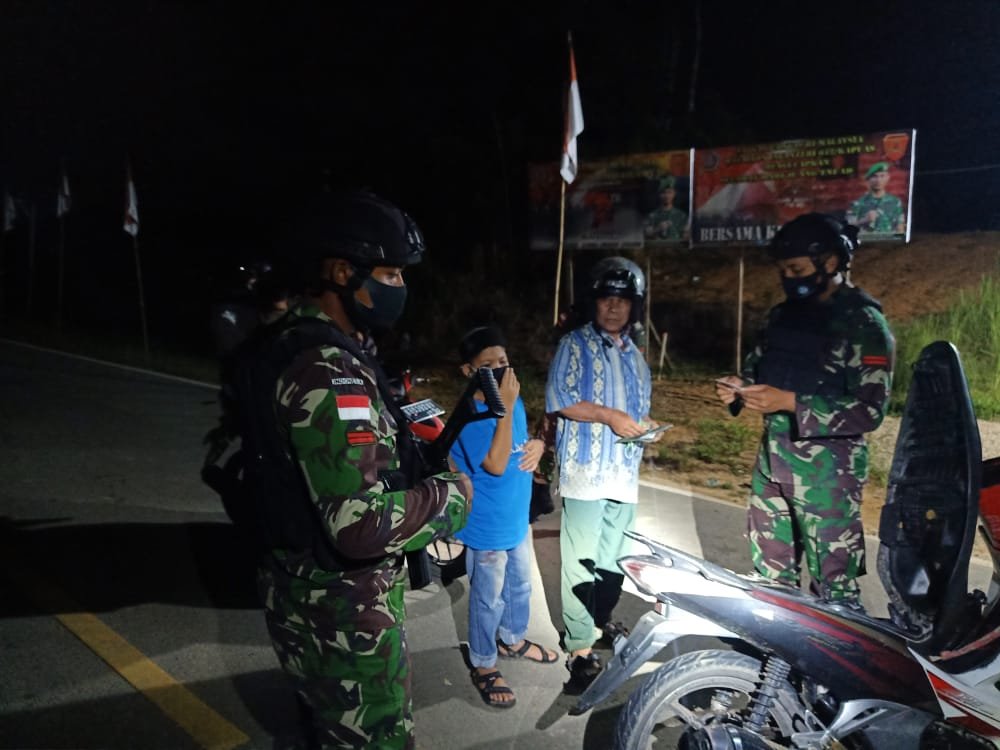 Prajurit Yonif 642 Sweeping Malam Cegah Penyelundupan di Perbatasan
