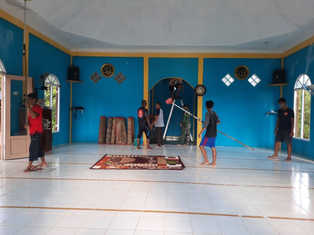 Personel Satgas Yonif 642 Bersama Warga Entikong Bersihkan Masjid Jelang Tarawih Ramadhan