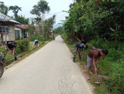 Satgas Pamtas Yonif 642 Bersihkan Jalan Desa Bersama Warga