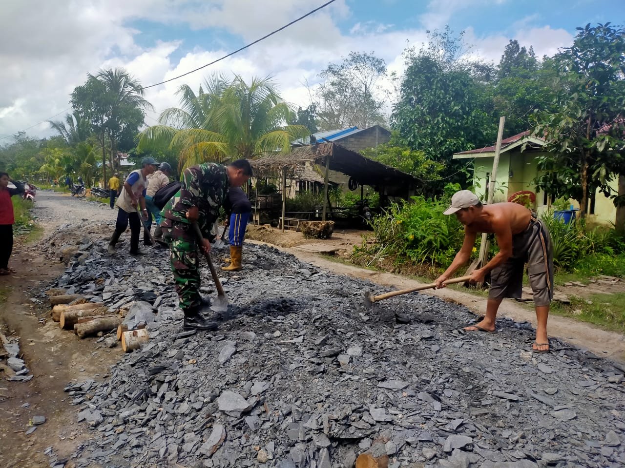 Babinsa Sejangkung Jalin Hubungan Baik dengan Pengrajin Rotan Sambas