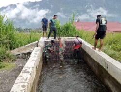 Babinsa Koramil 1714-01/Mulia Gotong Royong Bersama Warga Bersihkan Saluran Air