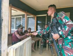 Satgas Yonif Mekanis 203/AK Anjangsana ke Honai Kepala Desa Nambu