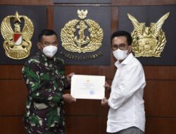 Panglima TNI Beri Piagam Penghargaan kepada Yozua Makes