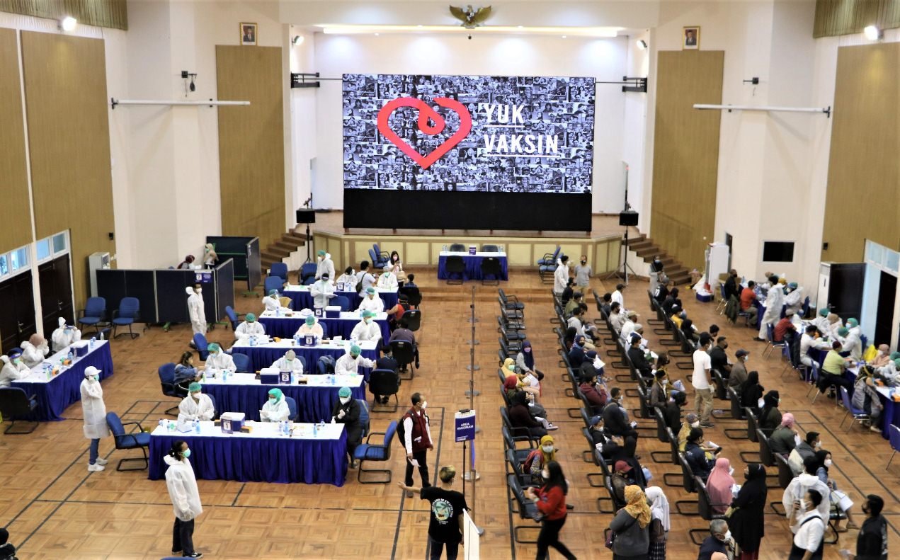 Ribuan Warga Bandung Antusias Ikuti Serbuan Vaksinasi di Seskoau