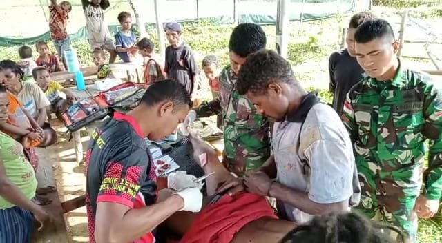 Warga Luka Diserang Babi Hutan Satgas Yonif 126 KC Berikan Pertolongan