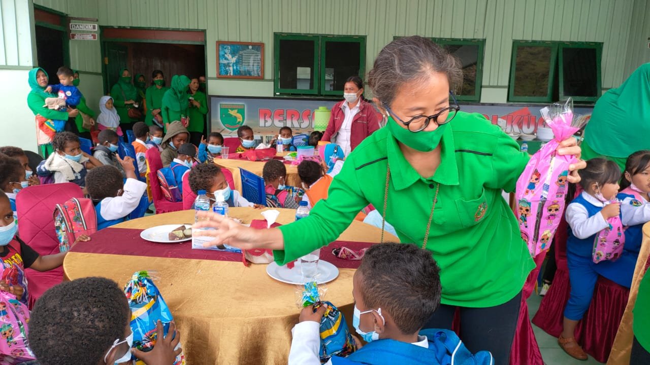 Ketua Persit KCK Daerah Cenderawasih Beri Arahan dan Kunjungi Pos TNI di Puncak Jaya