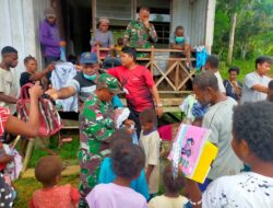 Satgas Yonif 126/KC Bagikan Pakaian dan Alat Tulis untuk Warga Perbatasan