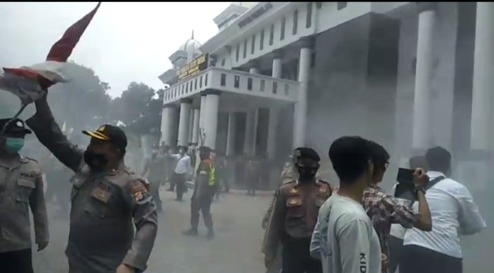 Kapolsek Pandeglang Selamatkan Bendera di Tengah Aksi Demo
