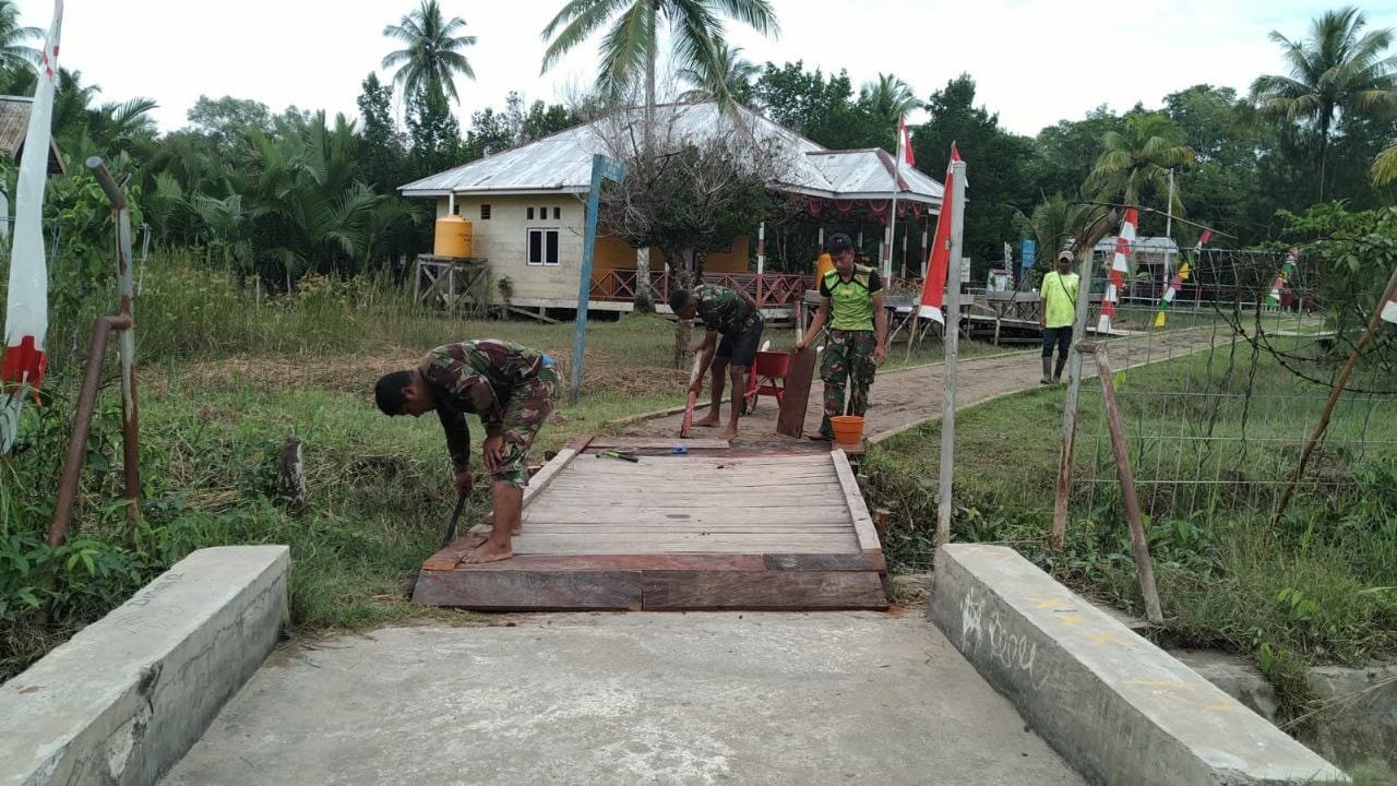 Satgas TMMD Reg 114 Peduli, Bantu Perbaiki Jembatan Rusak untuk Warga