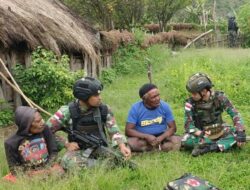 Satgas Pamtas Yonif Raider 142/KJ Dengarkan dan Bantu Masyarakat Lewat Komsos