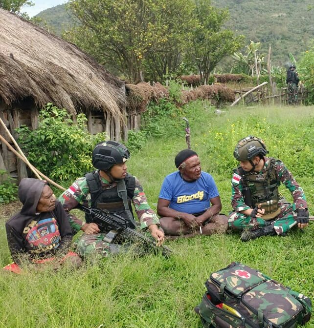 Satgas Pamtas Yonif Raider 142/KJ Dengarkan dan Bantu Masyarakat Lewat Komsos