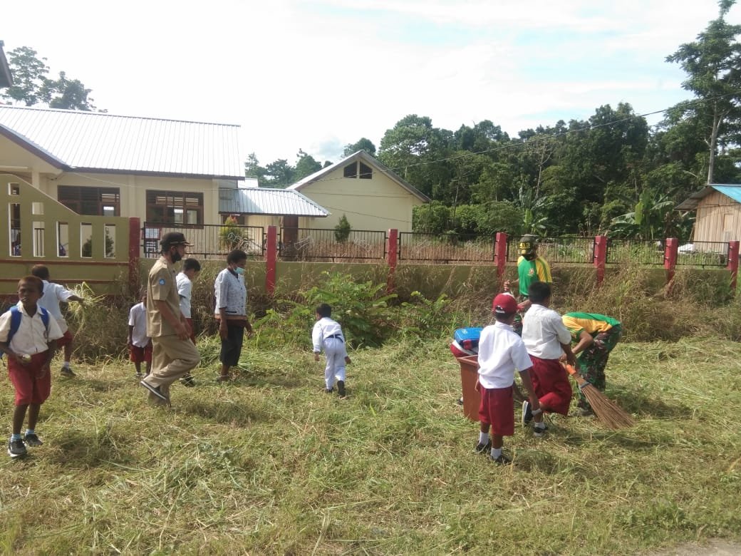 Prajurit Yonif MR 413 Ajarkan Siswa Perbatasan Hidup Sehat dan Bersihkan Lingkungan