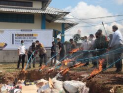 Satgas Yonif 642 Bersama Bea Cukai Musnahkan BMN Hasil Penindakan