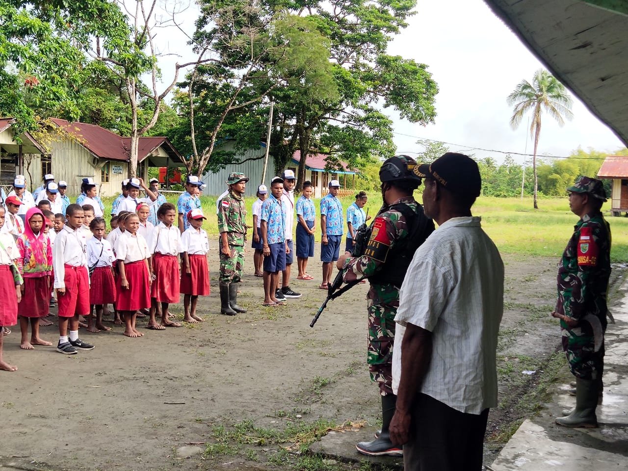 Yonif 143/TWEJ Tanamkan Semangat Kebersamaan di Wilayah Perbatasan
