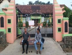 SMPN 1 Mancak Disegel Ahli Waris, Murid Menangis