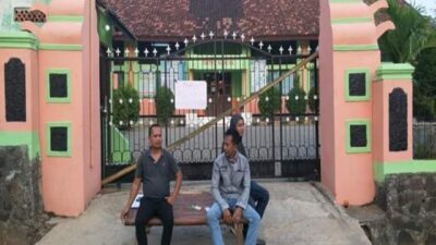 SMPN 1 Mancak Disegel Ahli Waris, Murid Menangis