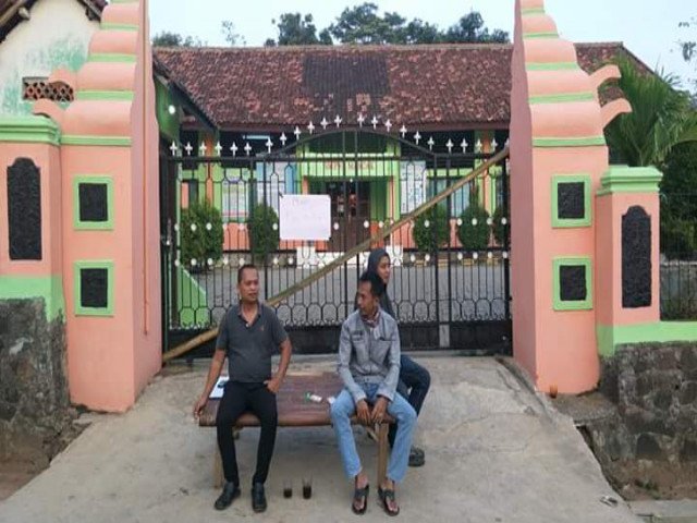 SMPN 1 Mancak Disegel Ahli Waris, Murid Menangis