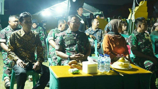 Danrem 064/MY Baur dengan Warga Pulo Panjang Lalu Cek Poin 6 Kodim 0623/Cilegon