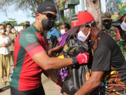 Pangdam XVII/Cenderawasih Bagikan Sembako Usai Bersepeda