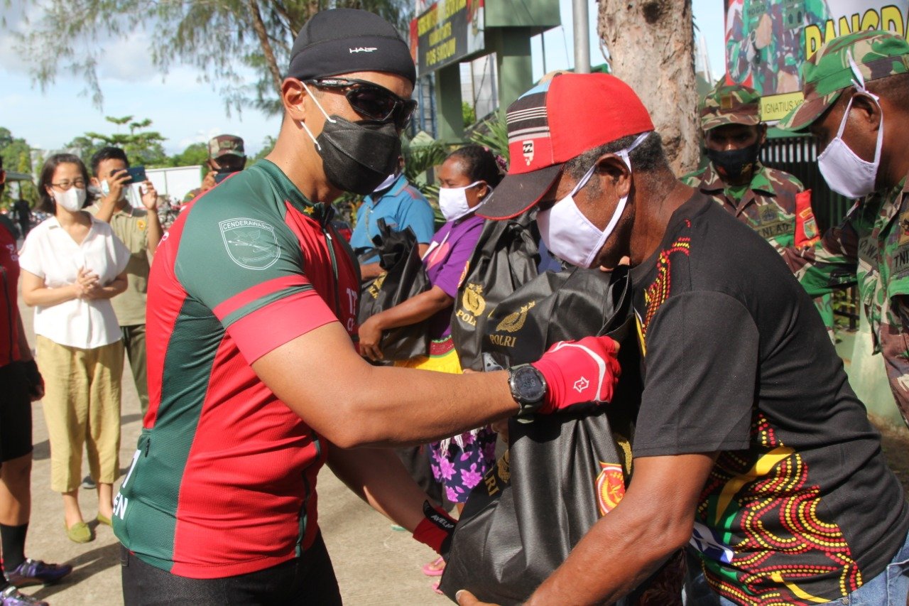 Pangdam XVII/Cenderawasih Bagikan Sembako Usai Bersepeda