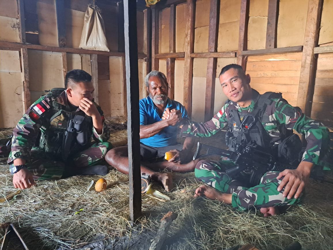 Duduk Santai di Rumah Warga, Satgas Yonif Raider 142/KJ Dekat dengan Masyarakat