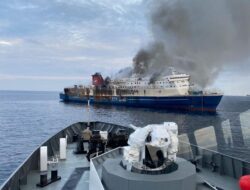 Kapal Patroli Bakamla RI Evakuasi Kapal Terbakar di Selat Bali