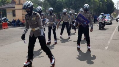 Satlantas Polres Serang Kota Ajak Warga Patuhi Prokes dengan Cara Unik