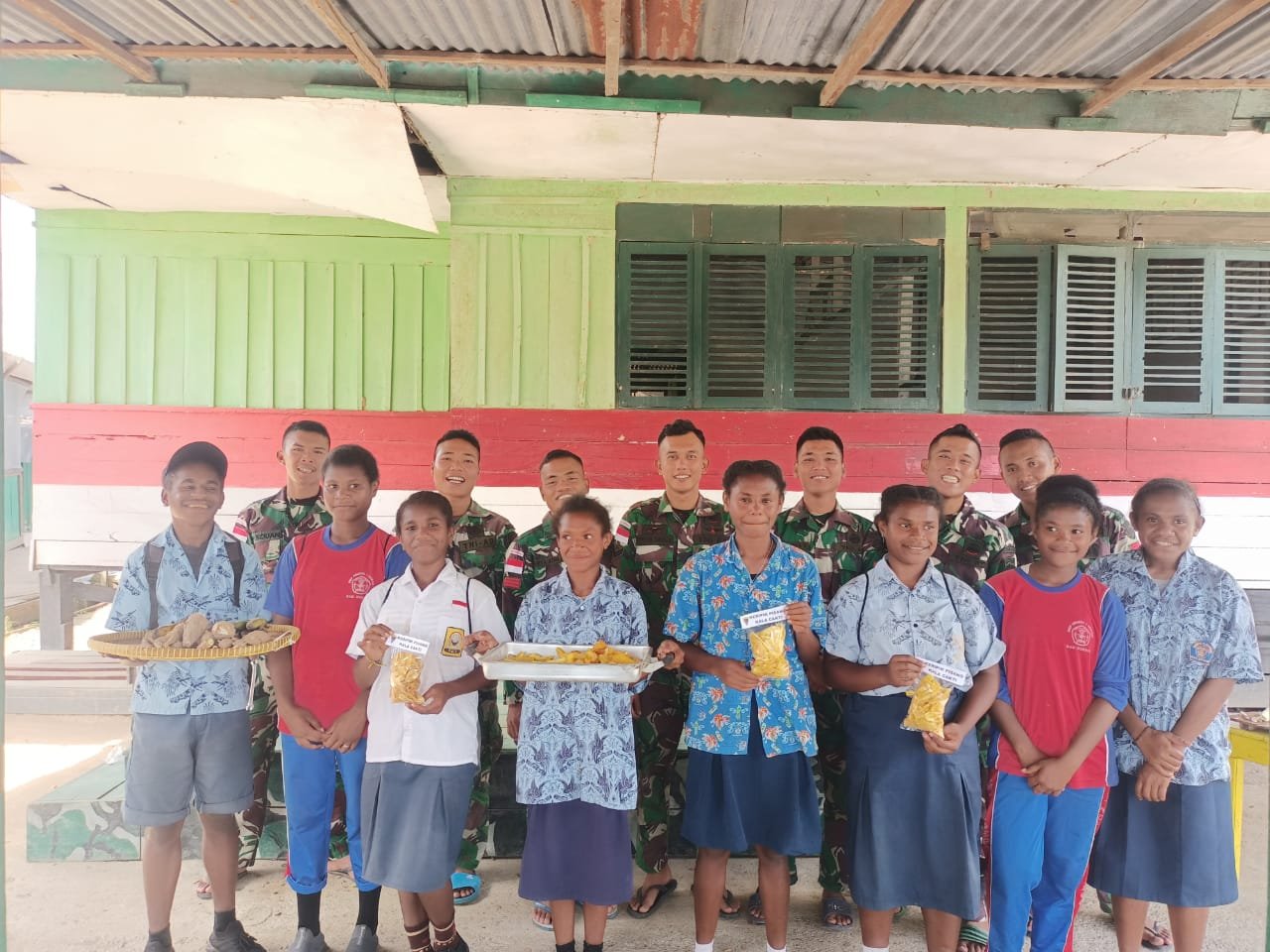 Satgas Yonif 126/KC Ajari Anak Ekstrakurikuler Tataboga