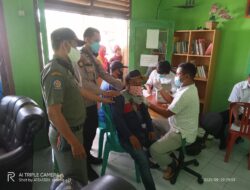 Desa Cikatomas Salurkan BLT DD Tahap 9 Sambil Gelar Vaksinasi