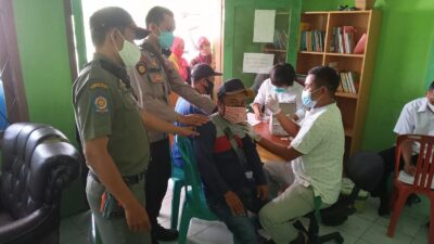 Desa Cikatomas Salurkan BLT DD Tahap 9 Sambil Gelar Vaksinasi