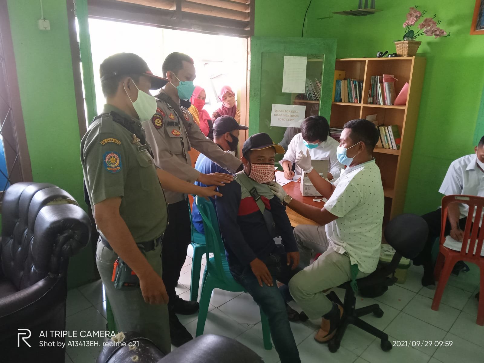 Desa Cikatomas Salurkan BLT DD Tahap 9 Sambil Gelar Vaksinasi
