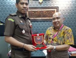 CBN Pimum Media Berikan Souvenir ke Kasidik Pidsus Kejati DKI