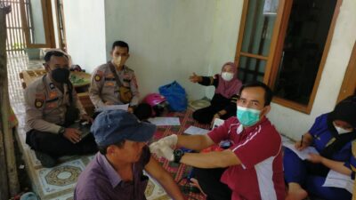 Polsek dan Puskesmas Cilograng Gelar Vaksinasi Massal di Desa Cibareno