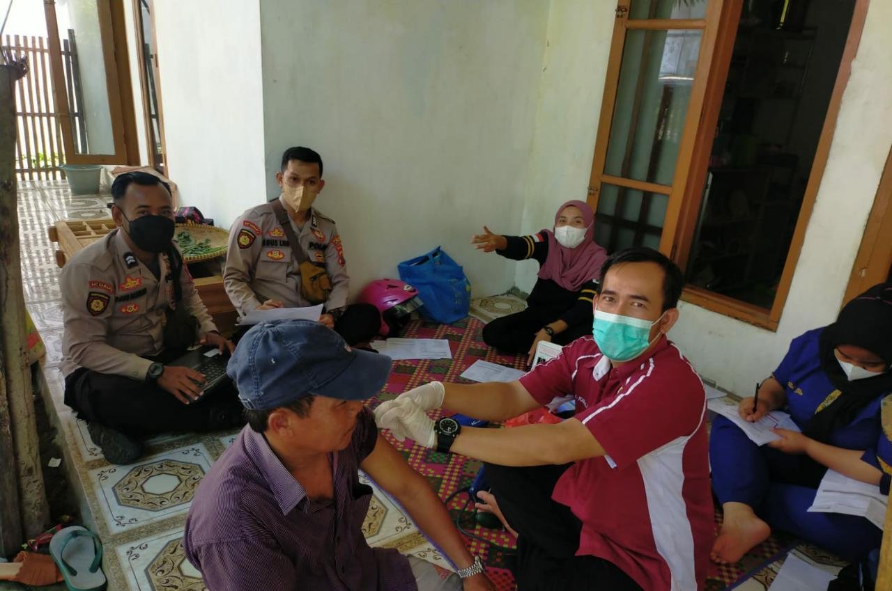 Polsek dan Puskesmas Cilograng Gelar Vaksinasi Massal di Desa Cibareno