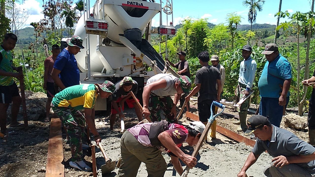 Kemanunggalan TNI-Rakyat: Satgas Yonif MR 413 Kostrad Bangun Jalan di Kampung Koya Koso
