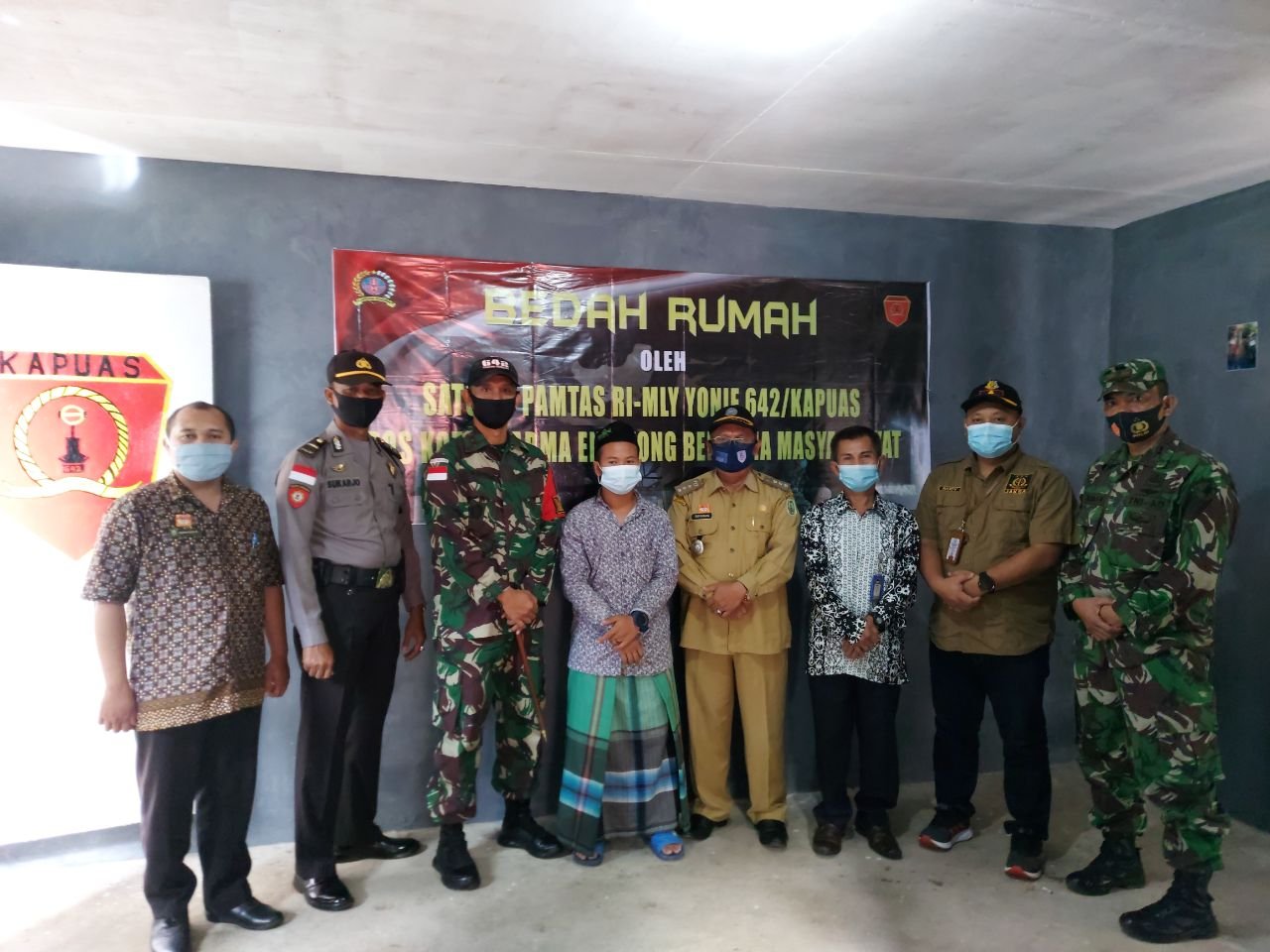 Dansatgas Yonif 642/Kapuas Resmikan Bedah Rumah Tidak Layak Huni