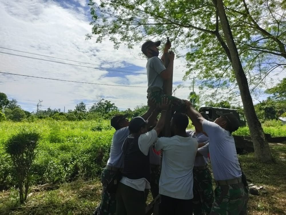 Satgas RI-PNG Yonif 131/Braja Sakti Bangun Lapangan Voli untuk Salurkan Hobi Warga