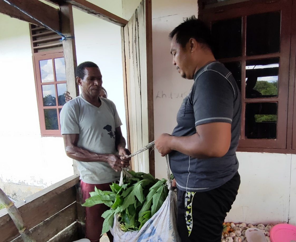 Warga Kawagit Serahkan Hasil Kebun untuk TNI Manunggal Membangun Desa