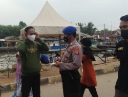 Satpolair Serang Bagikan Masker saat Patroli Dialogis dan Himbau Prokes
