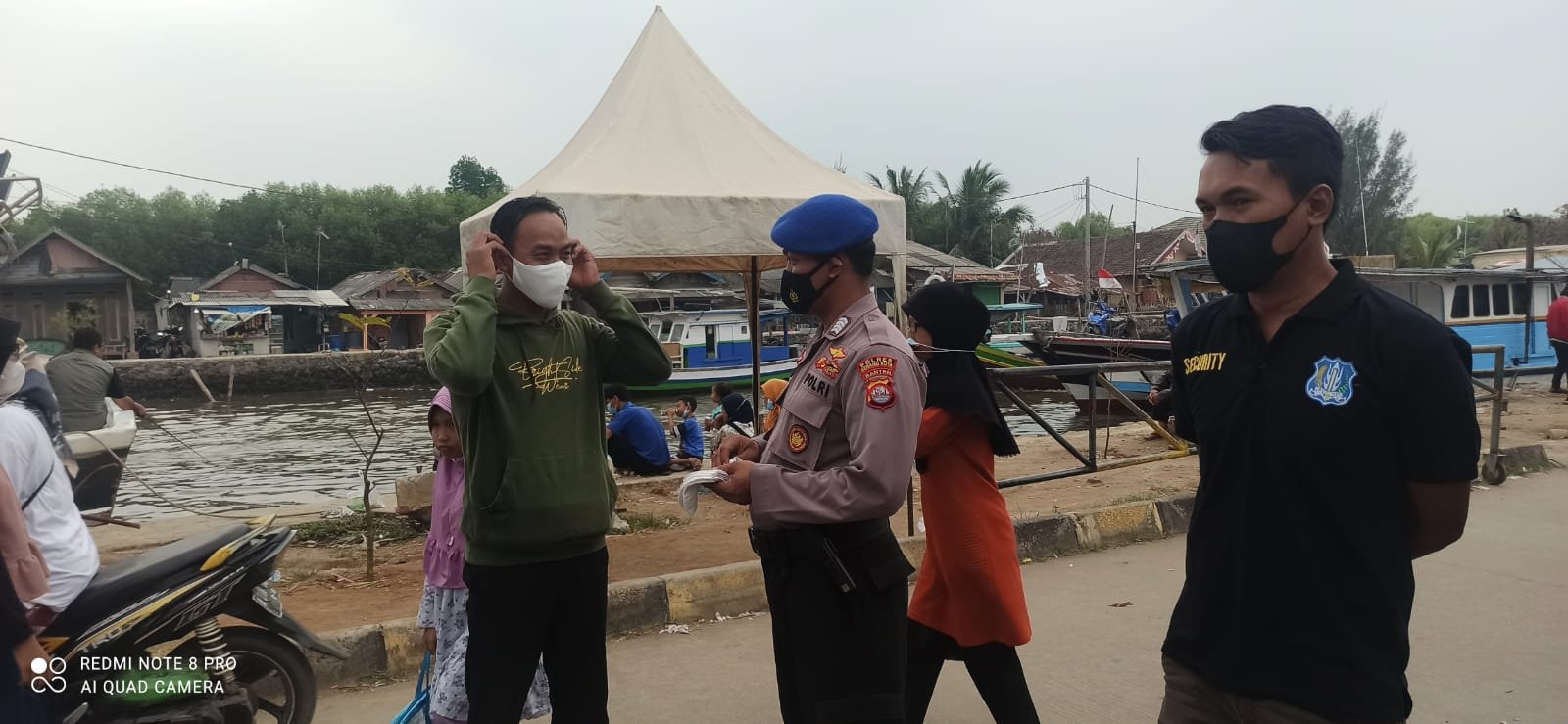 Satpolair Serang Bagikan Masker saat Patroli Dialogis dan Himbau Prokes