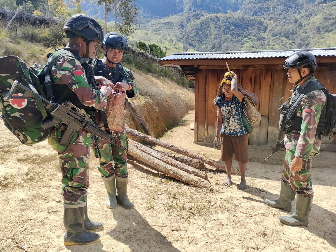 Satgas Yonif Mekanis 203/AK Anjangsana di Desa Jumaneri untuk Mempererat Silaturahmi