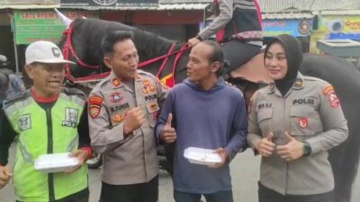 Jumat Berkah Den Turangga: Nasi Kotak dan Rasa Aman untuk Warga