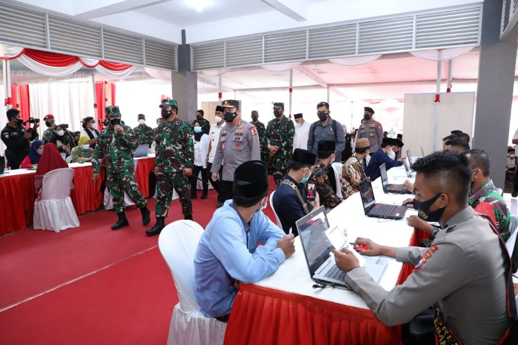 Panglima TNI Apresiasi Santri Tebuireng yang Antusias Vaksinasi