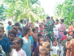 Babinsa Koramil 1710-07/Mapurujaya Beri Buku Tulis Motivasi Anak Semangat Belajar