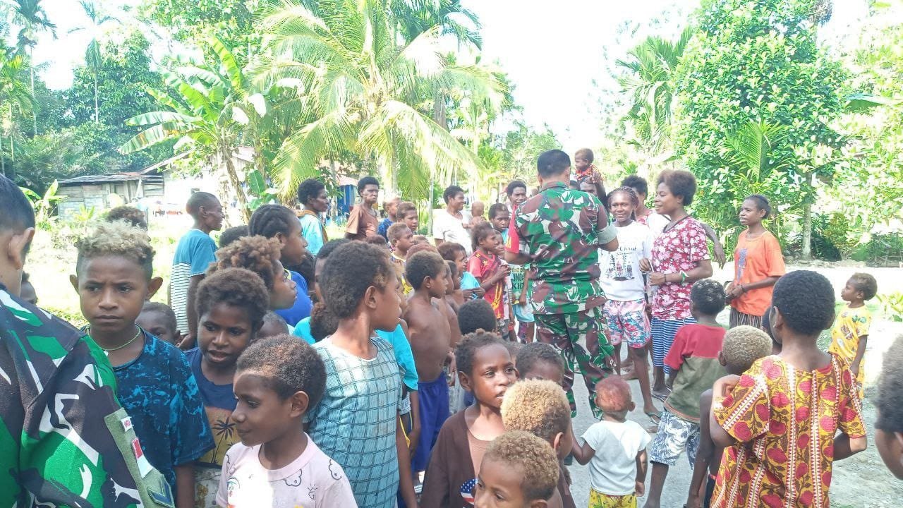 Babinsa Koramil 1710-07/Mapurujaya Beri Buku Tulis Motivasi Anak Semangat Belajar