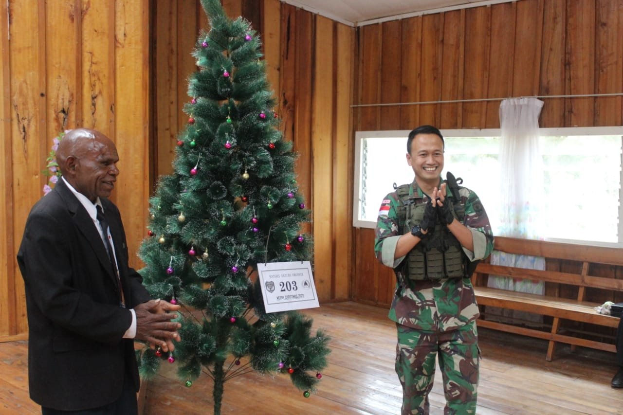 Satgas Yonif Mekanis 203/AK Sumbangkan Pohon Natal untuk Gereja Baptis Manggalome