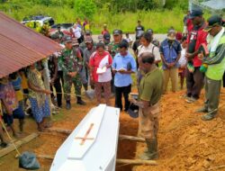 Satgas Yonif 143/TWEJ Peduli Hibur Warga Berduka di Keerom Papua