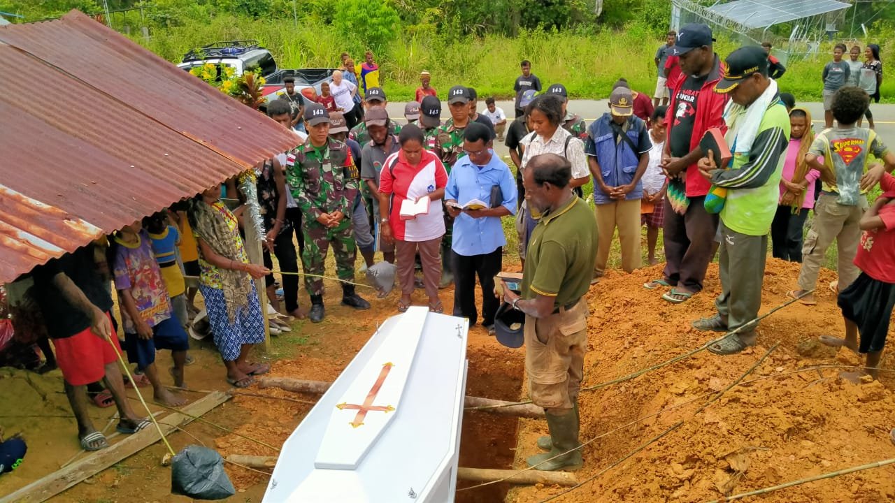 Satgas Yonif 143/TWEJ Peduli Hibur Warga Berduka di Keerom Papua